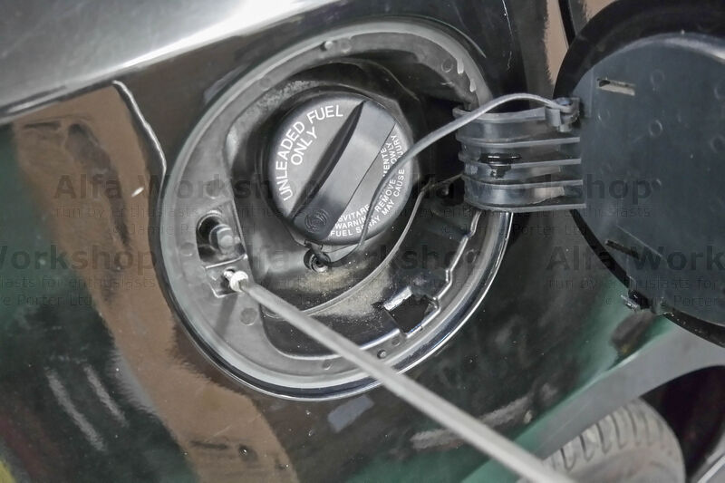 Alfa romeo giulietta sales fuel cap release