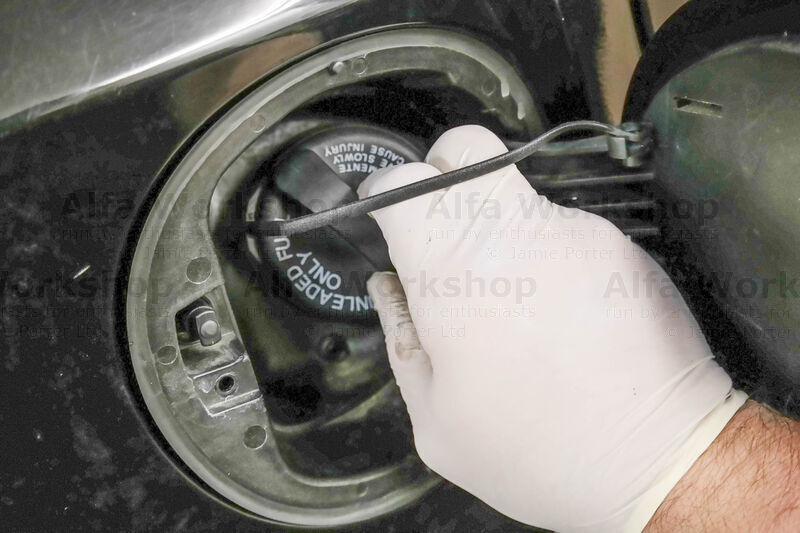 Alfa romeo giulietta sales fuel cap release