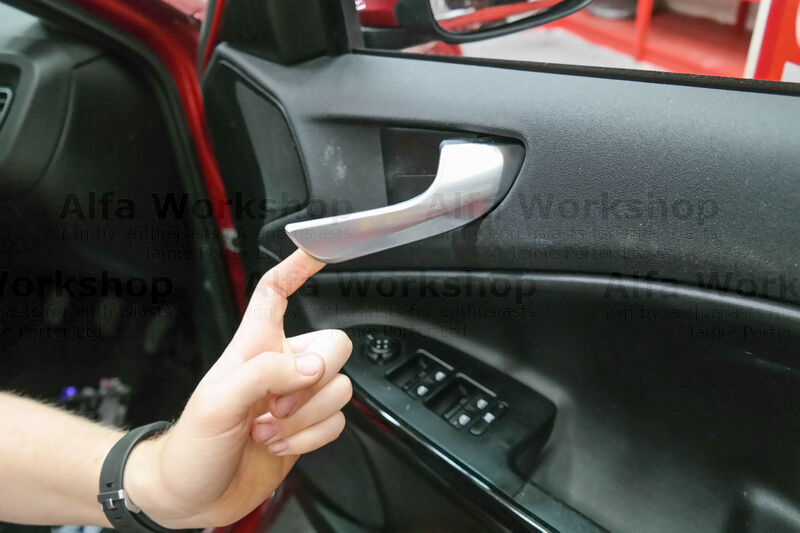 Replacing The Right Hand Interior Door Handle On A Giulietta